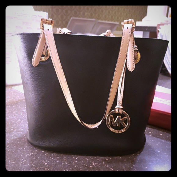 Michael Kors Handbags - 💛🐝 BLACK MICHAEL KORS TOTE 💛🐝